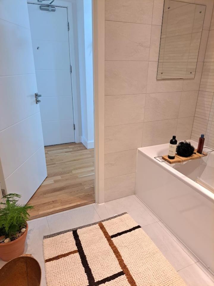 Cozy Double Room With Large En Suite Near Canary Wharf London With Amazing Views In A Shared Apartment Eksteriør bilde